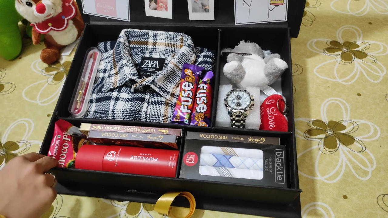 Poklon-paket za dečka sa garderobom, satom, slatkišima i drugim sitnicama.